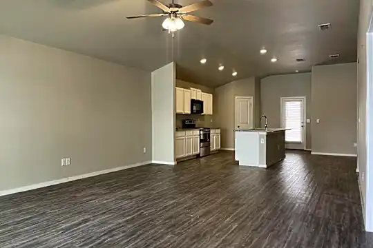 2130 N Texas Ave Photo 2
