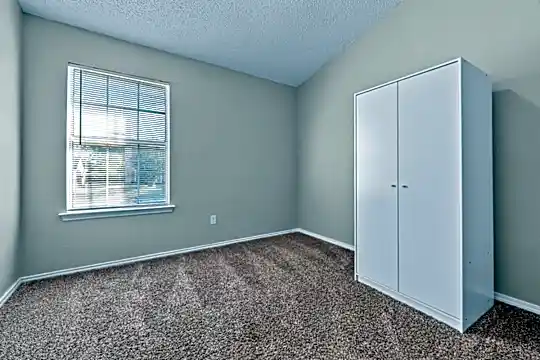 905 Eagle Dr Photo 1