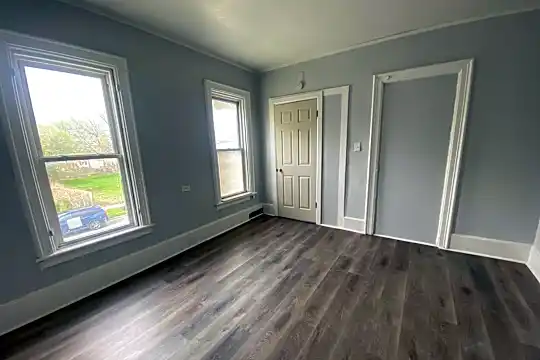 411 Seymour St Photo 2