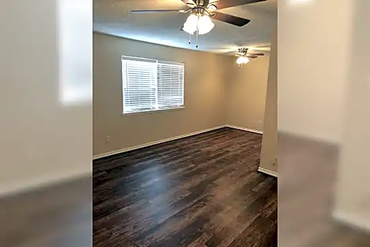 1008 N Houston Ave Photo 2