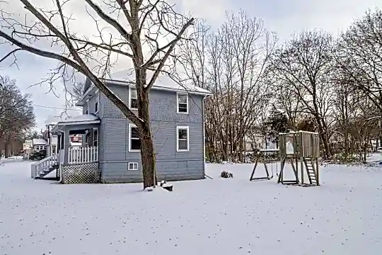 1415 Chapin St Photo 2