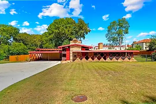 2412 Circle Dr Photo 2