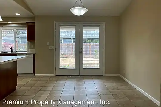 253 Ridgecrest Dr N Photo 2