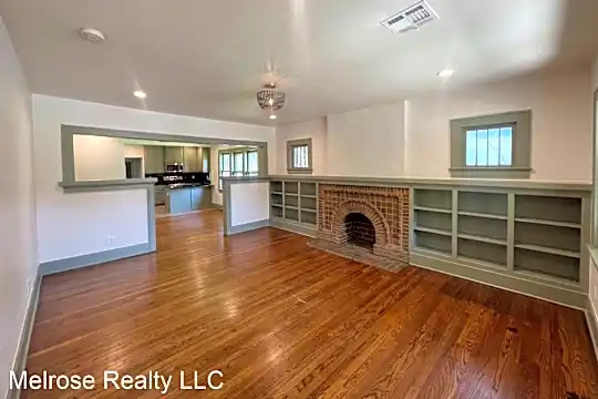 2623 N Walker Ave Photo 2