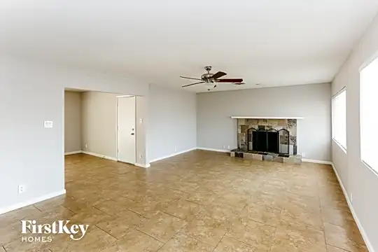 1615 South Parkside Drive Photo 2