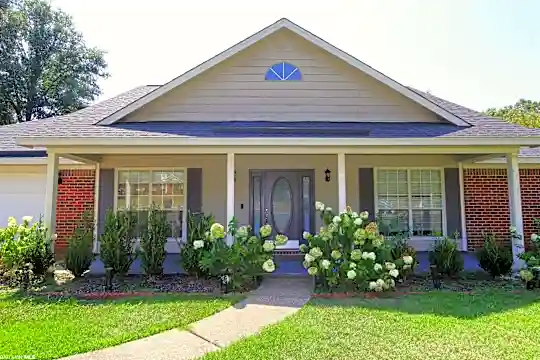 158 Robbins Blvd Photo 1