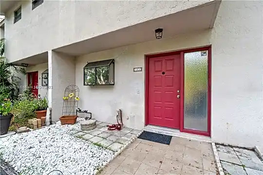 740 SE 1st Way #111 Photo 2