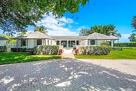 210 S Lake Dr Photo 1