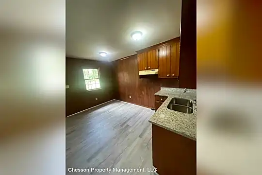 1703 Augusta Cir SE Photo 2