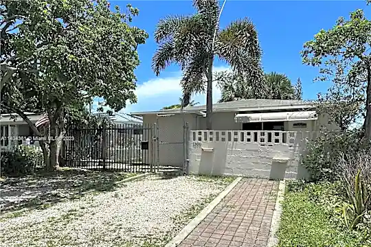 1300 NW 7th Terrace Photo 1