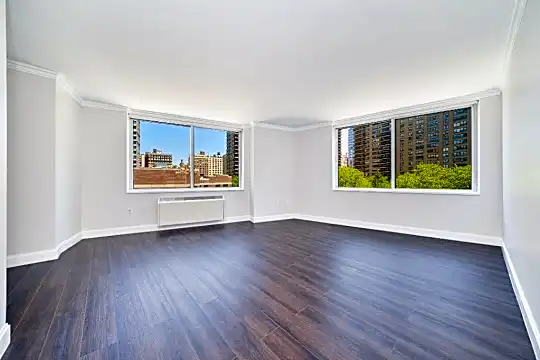 160 Riverside Blvd Photo 2