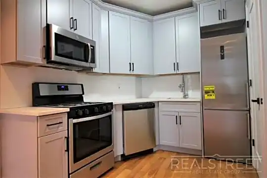 491 Tompkins Ave Photo 2