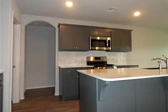 1410 E Utica Pl Photo 2
