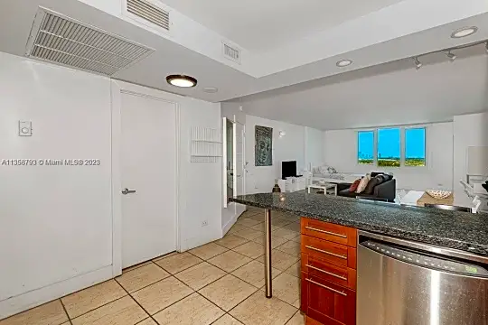 2301 Collins Ave #1527 Photo 2