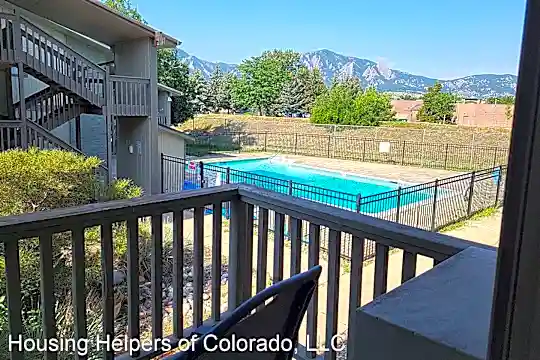 625 Manhattan Pl Photo 2