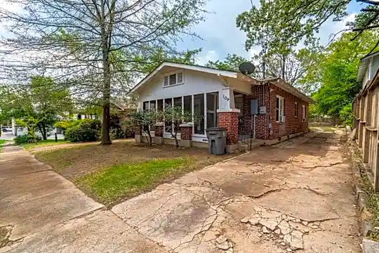 109 Violet St Photo 2