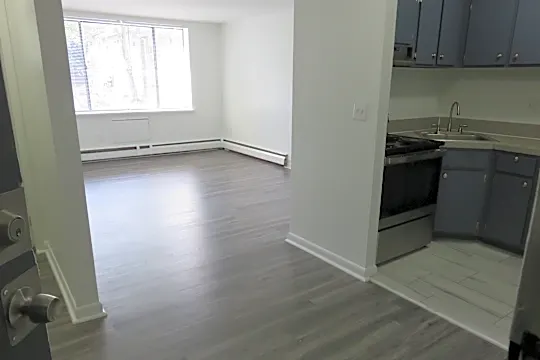 101 Benton St Photo 2