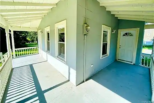 6 Commercial Ave Photo 2