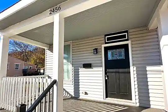 2456 Riverside Dr Photo 2