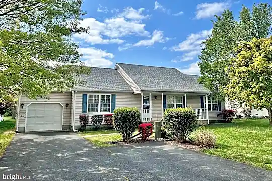 47 Radcliffe Dr Photo 1