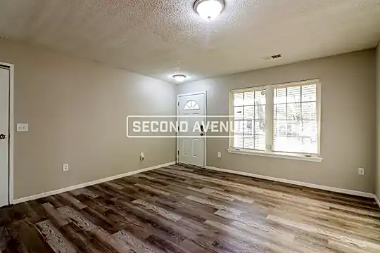 2039 Poplar Ave Photo 2