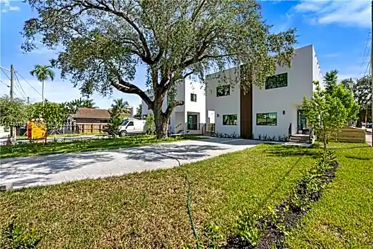 2501 NW 19th Ave #1 Photo 1