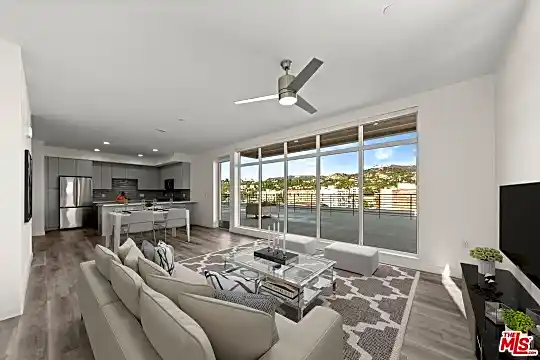 4850 Hollywood Blvd #503 Photo 1