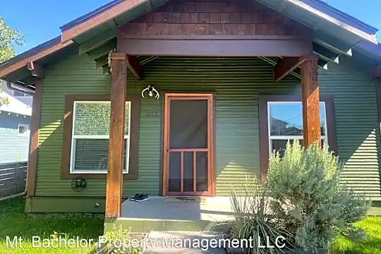 40 NW Gilchrist Ave Photo 1