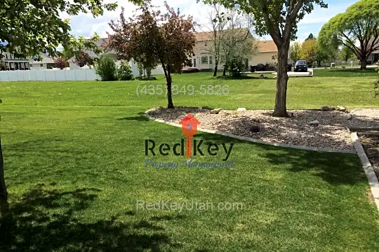 613 Country Club Dr Photo 2