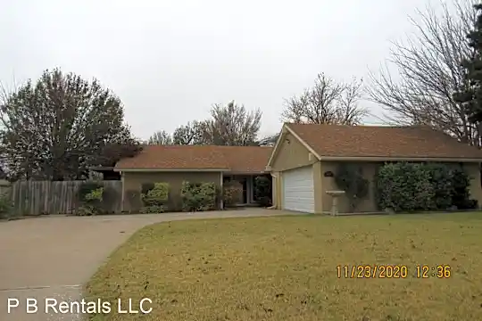 3815 SE Camelot Dr Photo 2