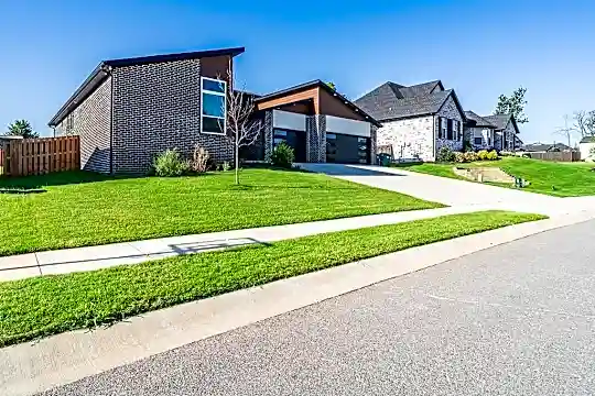 1441 Westridge Ln Photo 2