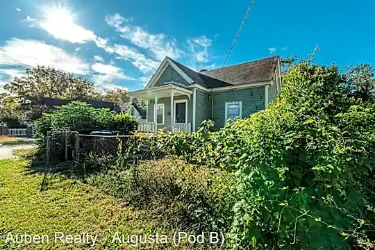 1910 Fenwick St Photo 2