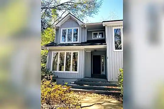 1016 Creekside Ln Photo 2