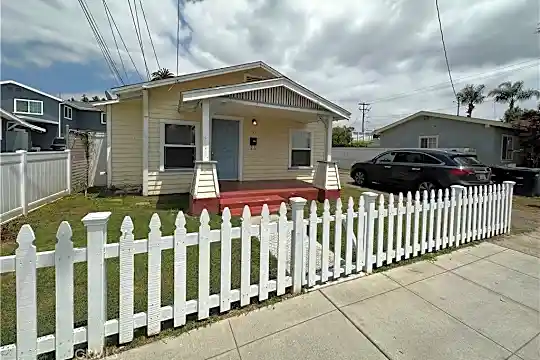 535 N Olive St Photo 1