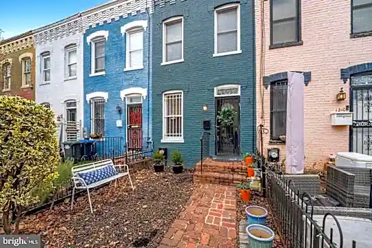 1208 G St SE Photo 2