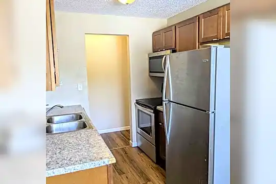 1337 Arkwright St N Photo 2