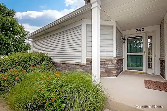 742 Genesee Dr Photo 2