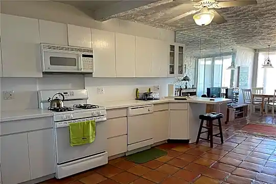 830 Shore Rd #3E Photo 1