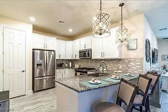 7662 Jacaranda Ln Photo 2