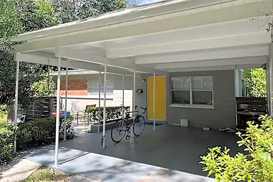 1128 NE 20 Pl Photo 2