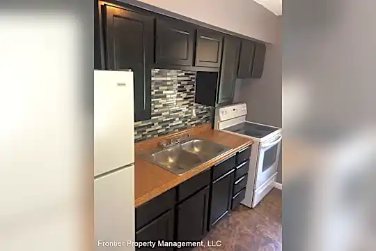650 Robert Ave Photo 2