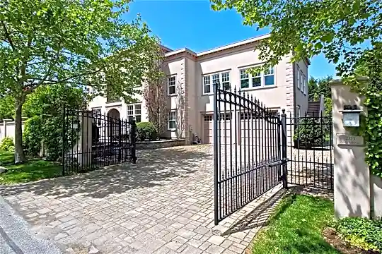 203 Coggeshall Ave Photo 1