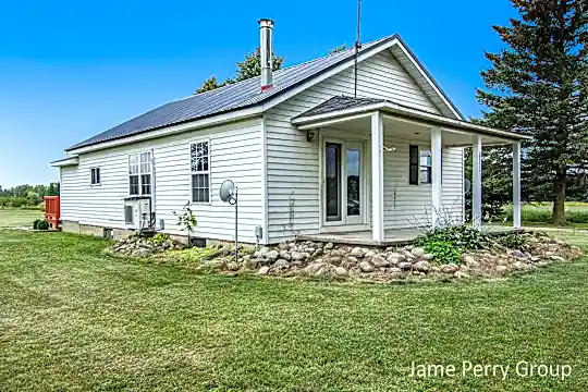 1069 W Hillis Rd Photo 2