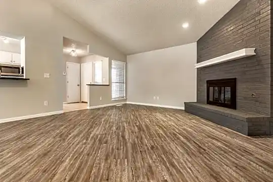 2608 Fairfield Dr Photo 2