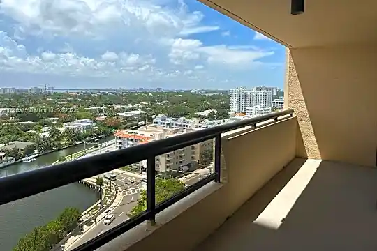 2555 Collins Ave #1710 Photo 2