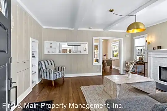 2249 Spencer St Photo 2