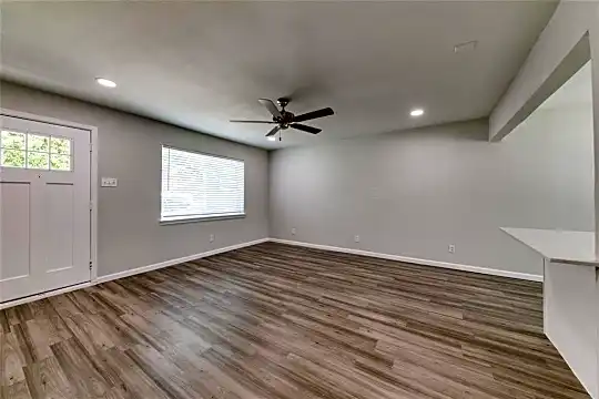5444 Gaston Ave #106 Photo 2