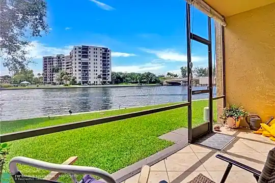 1301 N Riverside Dr #1 Photo 1