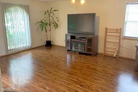 6335 29th St Photo 2
