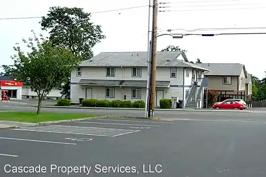 1051 SE 8th Ave Photo 2
